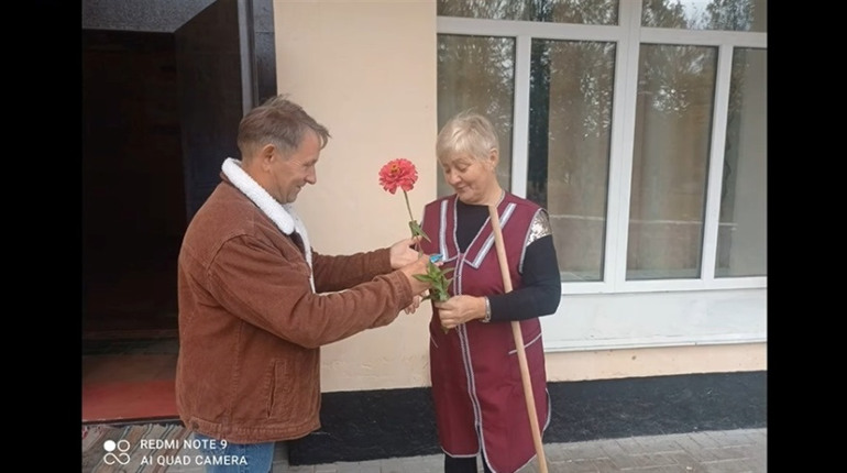 На Глухівщині жінкам дарували квіти, щоби ті усміхнулися (ВІДЕО)