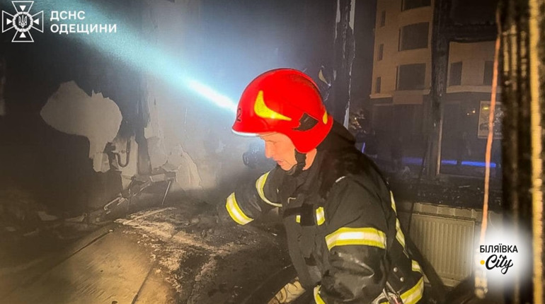 В Одесі у квартирі сталася пожежа: дитина була сама в кімнаті зі свічкою