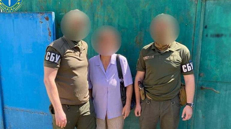 Судитимуть херсонку, яка зливала через ворожий телеграм-канал інформацію про розташування ЗСУ