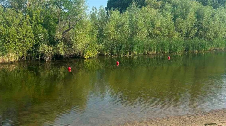 У Біляївці Дитячий пляж відвідали вандали: вирвали і вкрали буйок, понівечили плити