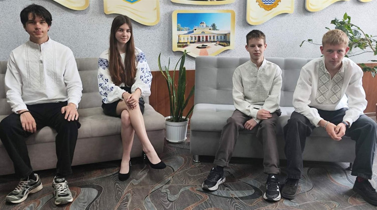 Сорочки, вишиті мамами: особливий випускний проєкт у первомайському ліцеї «Лідер»