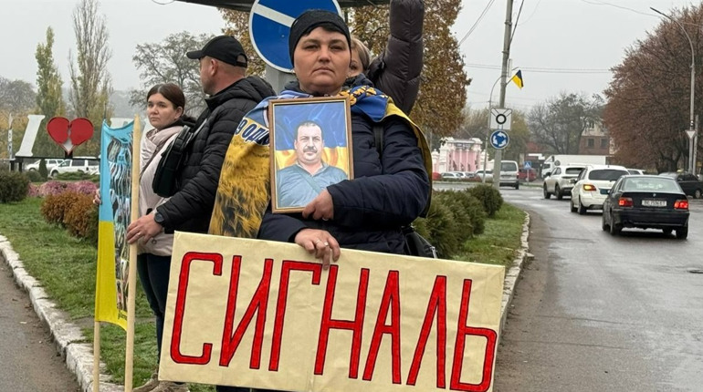 Стань поруч! Рідні полонених та зниклих безвісти у Первомайську вийшли на мирну акцію
