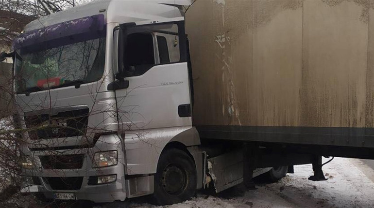 На Менщині фура на повороті злетіла у кювет