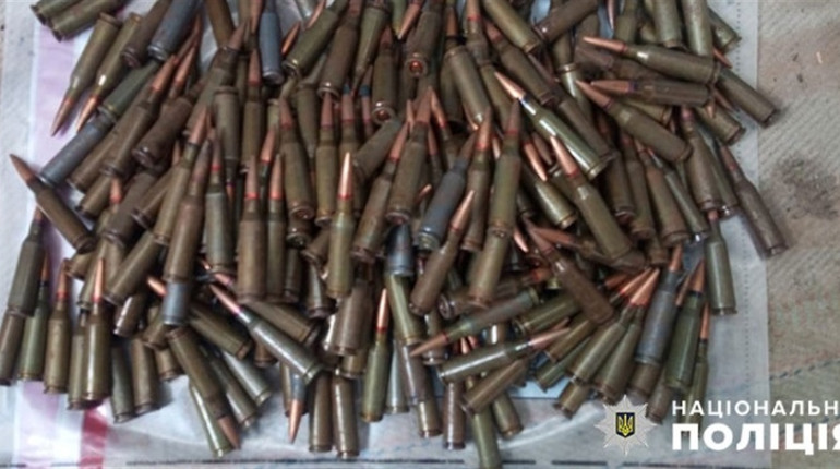 Зберігав бойові гранати та сотні патронів: жителю Кременеччини загрожує до семи років вʼязниці