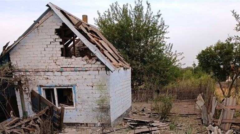 На Херсонщині армія рф атакувала заклад культури та житлові квартали, пошкоджені будинки та автівки