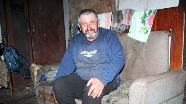 Чому 60-літній чоловік з інвалідністю із Осадчого проживає в жахливих умовах