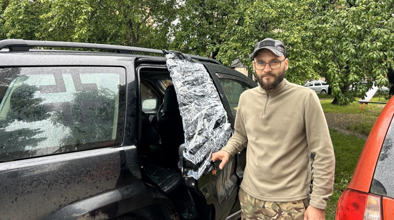У Сарнах невідомі побили авто військового: як це трапилося