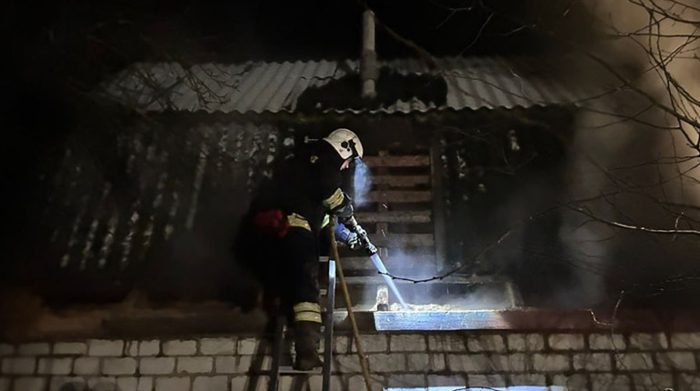 У дачному кооперативі в Глухові вночі сталася пожежа (ФОТО, ВІДЕО)
