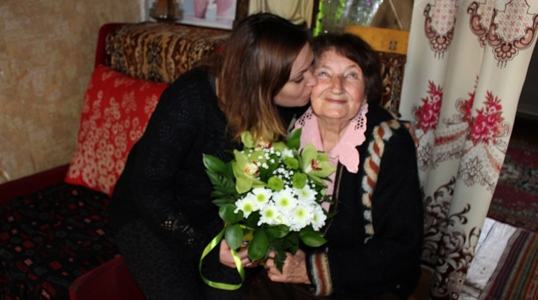 Ее носили в школу на руках. Свой 85-летний юбилей педагог Любовь Шевченко встретила частушками 