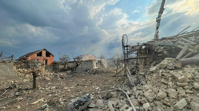 Ворожі обстріли на Херсонщині: пошкоджені будинки, адмінбудівля, автівки