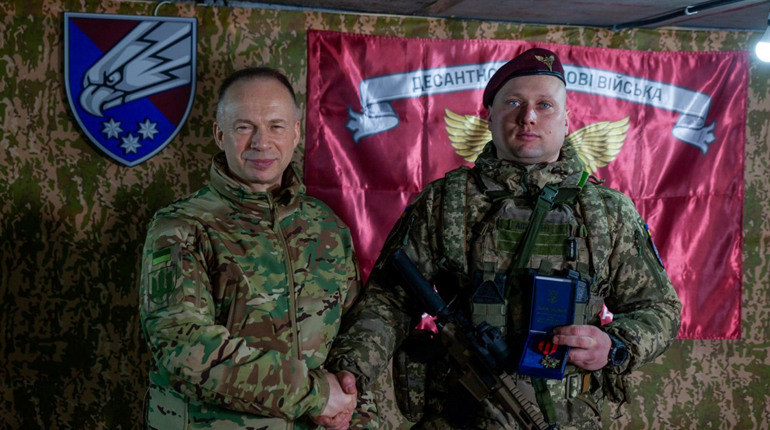 Командира відділення 25-ї Січеславської бригади із Сарненщини відзначили «Золотим хрестом»