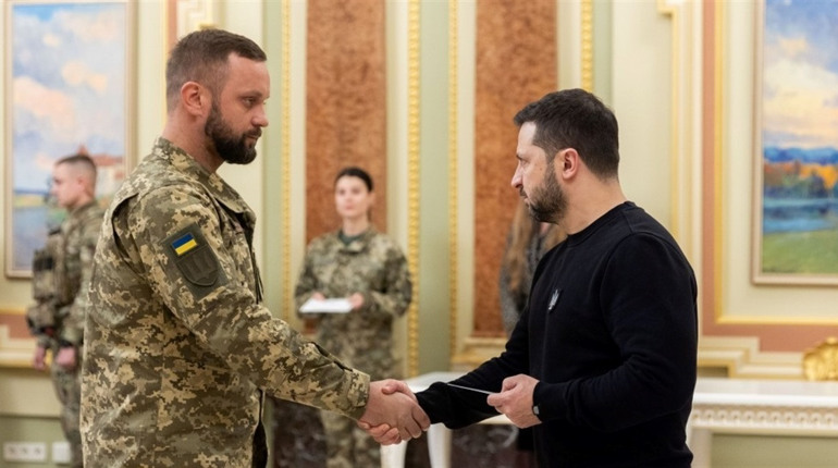 Президент вручив сертифікат на квартиру військовому з Сєвєродонецька Олександру Коваленку