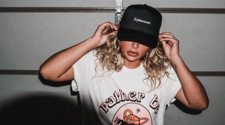 Жіноча бейсболка як стильний акцент чи захист від сонця – коли що важливіше