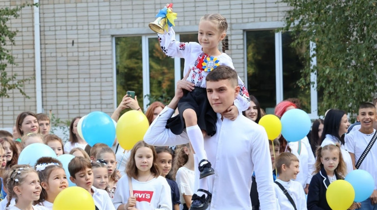 Свято знань: яскраві моменти з першого дзвоника у школах Южноукраїнської громади. Фоторепортаж