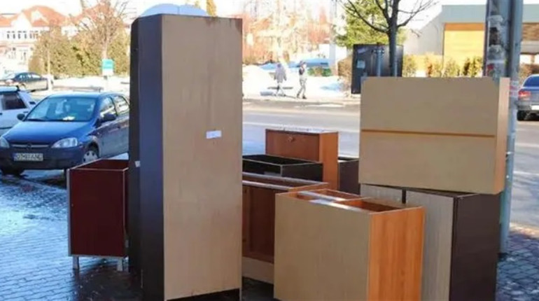 Чому важливо довірити вивезення старих меблів професіоналам?