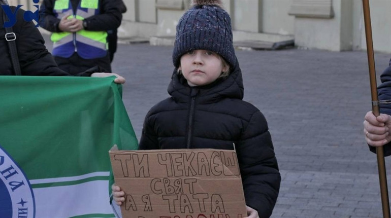 Моє серце в полоні: родини зниклих і полонених військових 31 грудня в Одесі нагадали про долю рідних