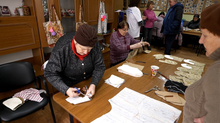 В Іудейській громаді виготовляють рукавиці для військових та іграшки для онкохворих дітей