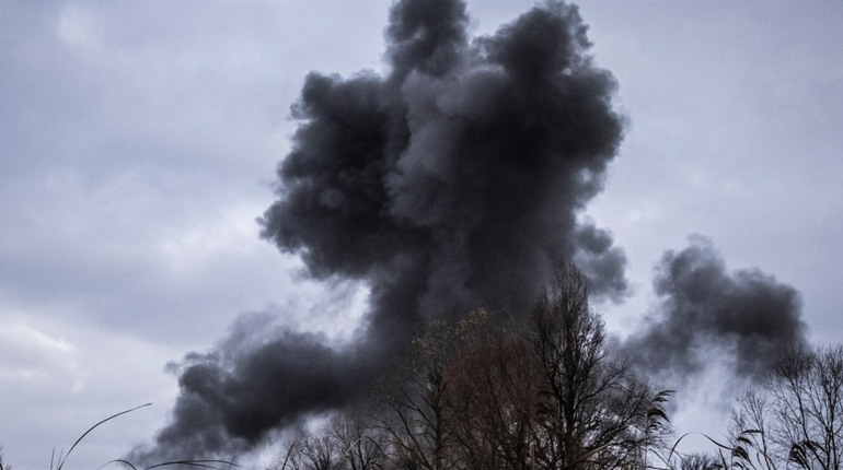 Є влучання в адмінбудівлю: російські війська атакували центр Чернігова