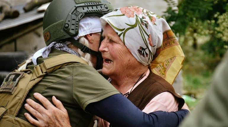 Зі сльозами, домашньою їжею та прапорами: звільнений Південь зустрічає ЗСУ