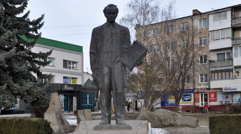Які таємниці приховує пам`ятник Кобзареві у центрі Чорткова?