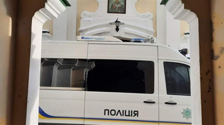 У Кременці виконавча служба та СБУ звільняє приміщення Миколаївського собору: що відомо?