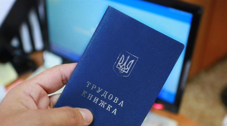 ПФУ продовжує переводити паперові трудові книжки у цифровий формат