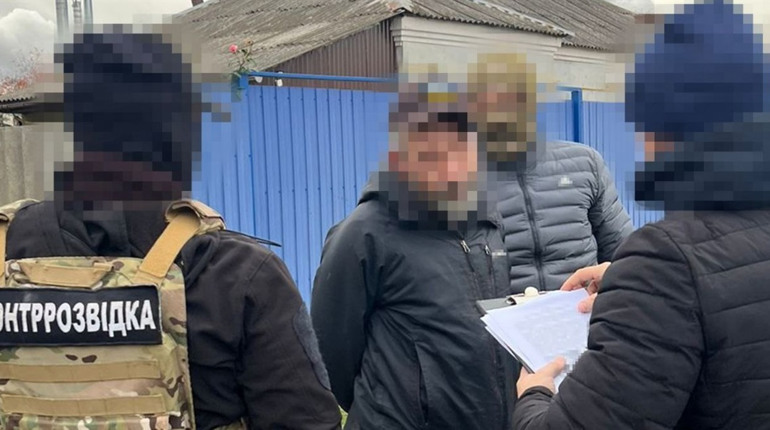 Зрадник на Сумщині: СБУ затримала агента ФСБ, який збирав розвіддані для ворожих обстрілів