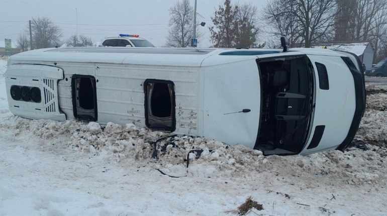 Вісім постраждалих у аварії. На Сумщині Mercedes-Benz Sprinter злетів у кювет