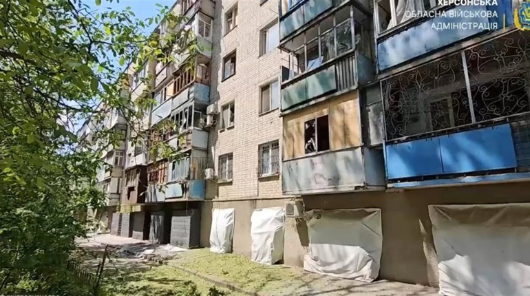 Ворог удень атакував Херсон з артилерії: є руйнування та постраждалі (відео)