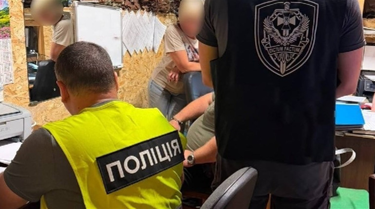 Хабарі за переведення з СЗЧ: на Сумщині викрили посадовицю рекрутингового підрозділу