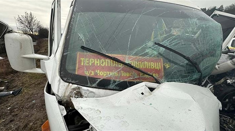 У масштабну автопригоду потрапив мікроавтобус, що курсує через Чортків