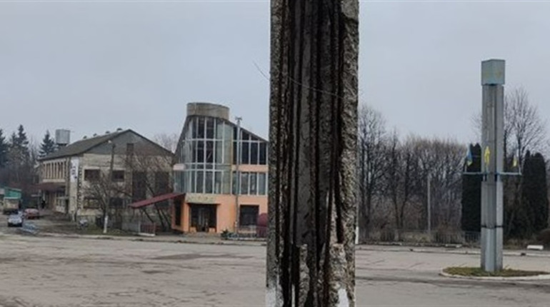 Запитували — відповідаємо: влада повідомила, коли замінять аварійну опору в Лісоводах