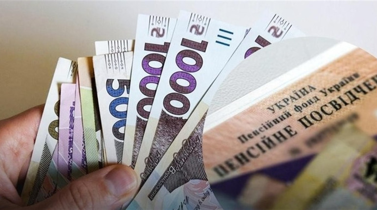 Українці за кордоном зможуть отримувати пенсії грошовим переказом