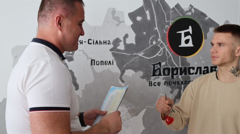 У Бориславі придбали однокімнатну квартиру хлопцю з числа дітей-сиріт: він майбутній медик