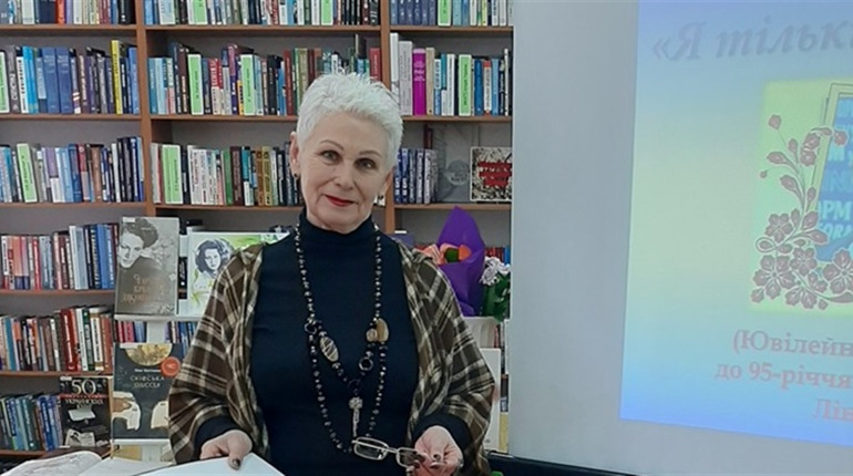 «Це благодійність»: жовтоводська письменниця передала 16 кг книжок у херсонську бібліотеку