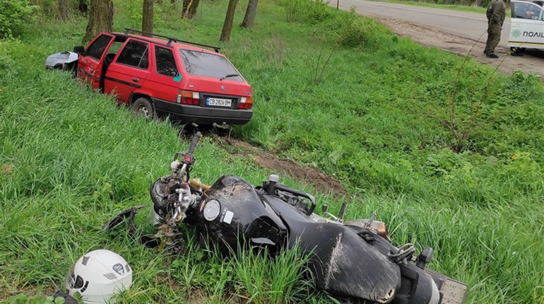 Автівка в кюветі, мотоцикл поруч.. ДТП на виїзді з Ніжина