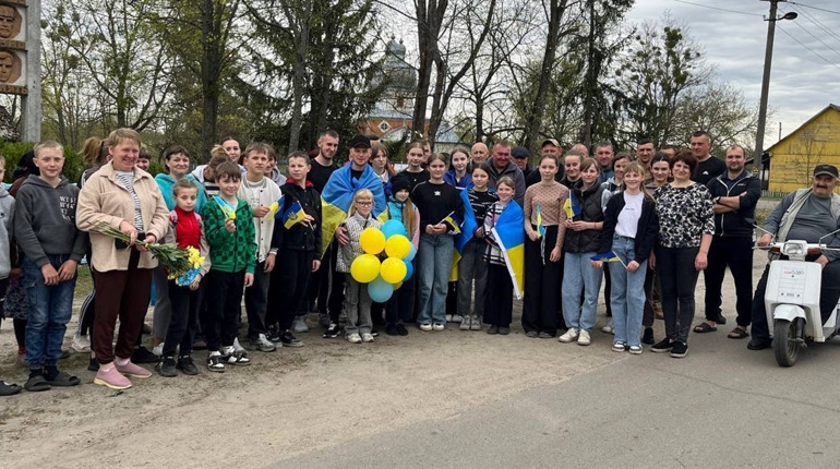У селі Сарненського району зустріли звільненого з полону 27-річного захисника