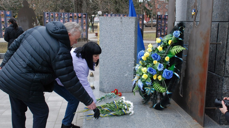 В День українського добровольця у Шостці поклали квіти до меморіалу загиблим воїнам