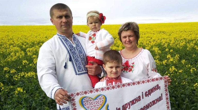 Родину з Глухова відзначили за патріотичне фото у Міжнародному конкурсі