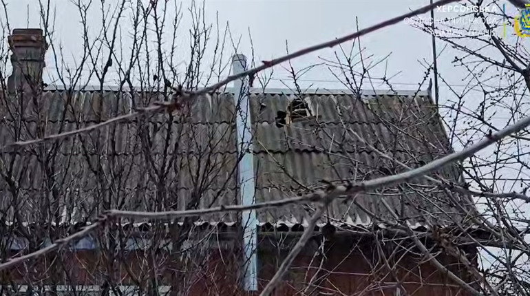 На Херсонщині через ворожі обстріли пошкоджені житлові будинки та критична інфраструктура