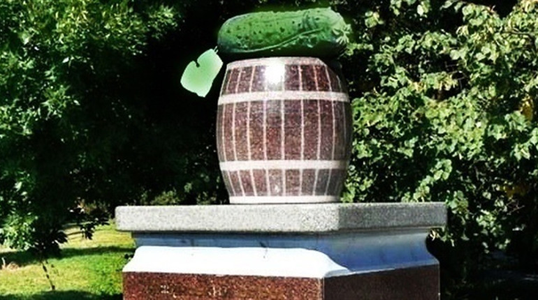 15 років тому відкрито пам’ятник Ніжинському огірку