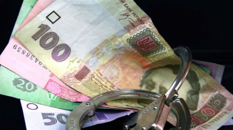 Організували банду та крали у підприємства мільйони: на Черкащині судитимуть бухгалтерку з родиною