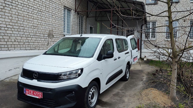 Новий Opel для допомоги: у Шостці мобільна бригада виїжджатиме до постраждалих від насильства