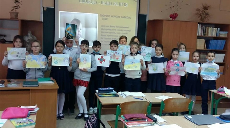 До Дня збройних сил України одна з шкіл Южного передала листівки-вітання бійцям в зону ООС від дітей