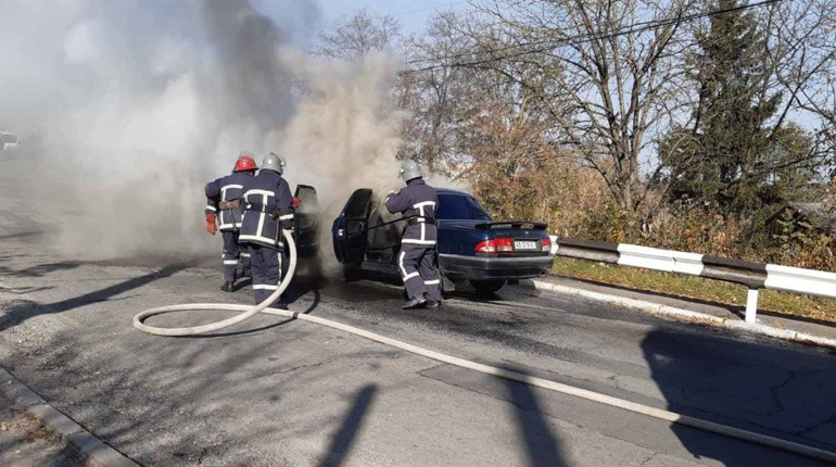 У Городку на ходу загорівся легковик