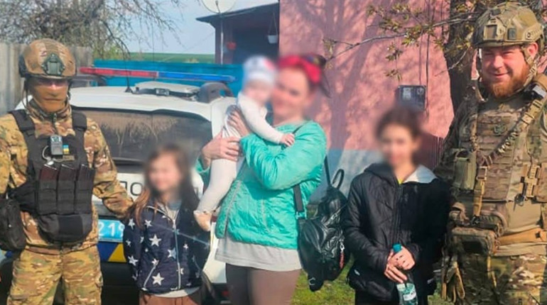 Поліцейські евакуювали багатодітну жінку з Великобурлуцької територіальної громади