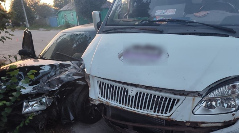 Двоє людей опинилися в лікарні внаслідок автотрощі на перехресті Путивльської та Суворова (фото)