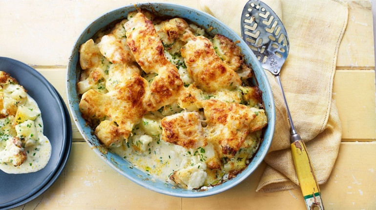 Рецепт дня: запечений минтай із цвітною капустою під соусом бешамель