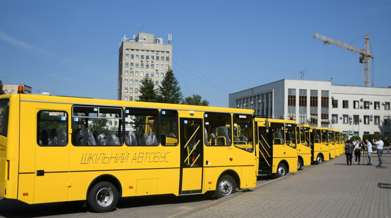 У Великожолудський ліцей їде новий шкільний автобус замість знищеного вибухом у 2022 році