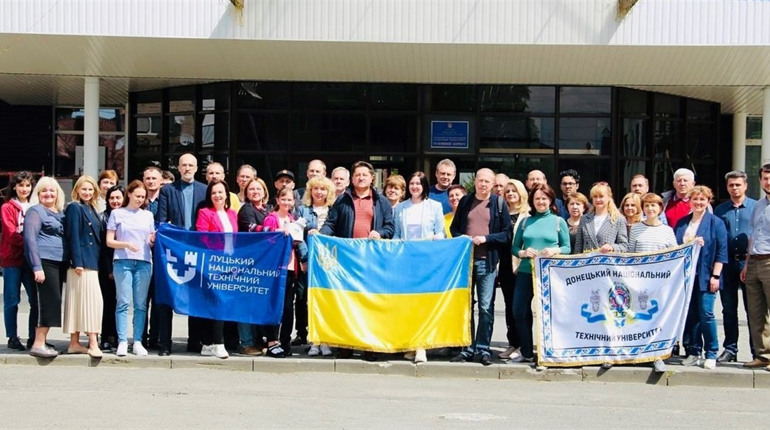 Колектив ДонНТУ разом із луцькими колегами висадив на волинській землі понад 100 кущів троянд